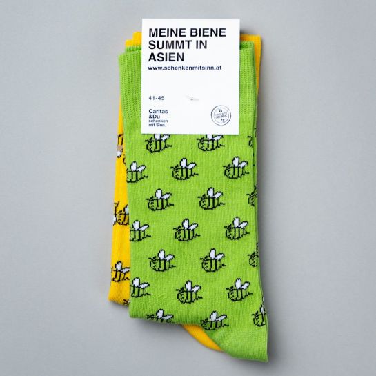 Geschenk mit Sinn zum Dazuschenken. Bienensocken in Grün und Gelb